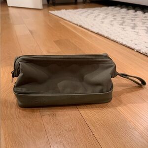 Beis The Dopp Kit 
in Olive